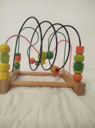 Juguete de madera con cuentas