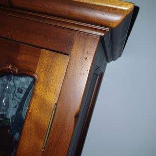 Vitrina de madera con puertas de cristal
