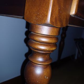 Vitrina de madera con puertas de cristal