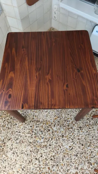 Mesa de madera rústica en perfecto estado