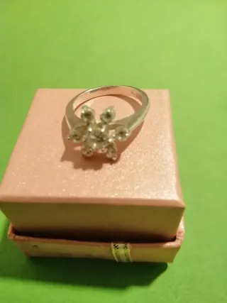 Anillo de plata con circonitas