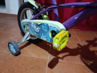 Bicicleta infantil morada con cesta