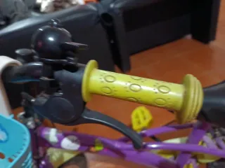 Bicicleta infantil morada con cesta