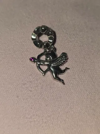 NUEVO.DE PLATA.Charm Cupido con corazón
