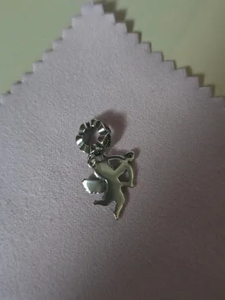 NUEVO.DE PLATA.Charm Cupido con corazón