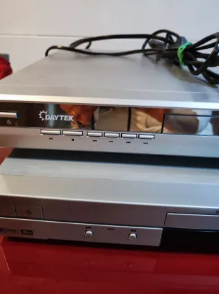 2 Reproductores DVD (1 con mando)