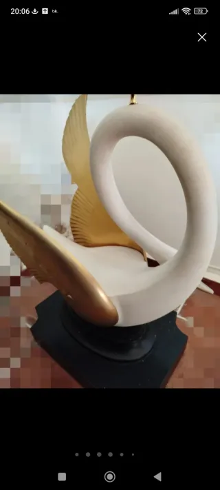 Mesa de cristal con cisne dorado