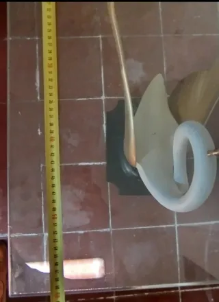 Mesa de cristal con cisne dorado