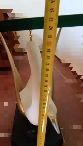 Mesa de cristal con cisne dorado