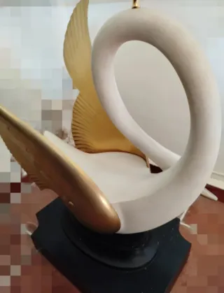 Mesa de cristal con cisne dorado