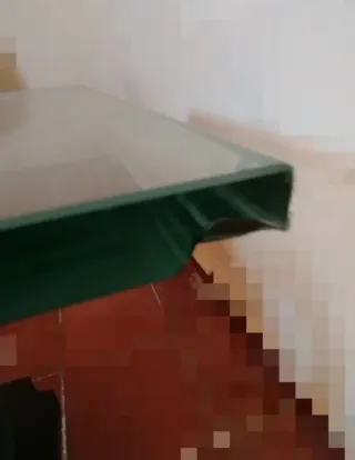 Mesa de cristal con cisne dorado