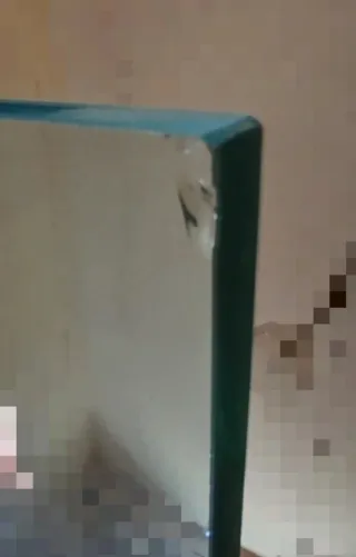 Mesa de cristal con cisne dorado