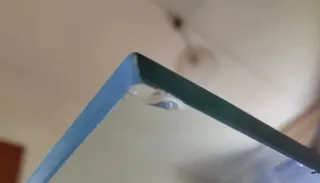 Mesa de cristal con cisne dorado