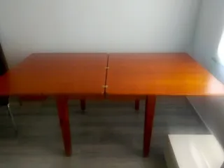 Mesa de comedor de madera