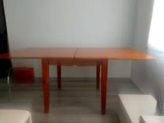 Mesa de comedor de madera
