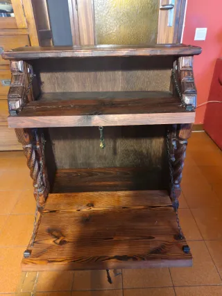 Mobile rustico in legno massello intagliato a mano