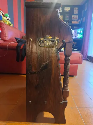 Mobile rustico in legno massello intagliato a mano