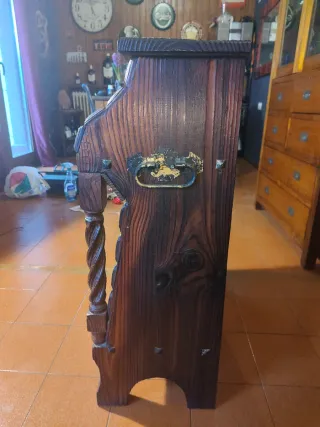 Mobile rustico in legno massello intagliato a mano