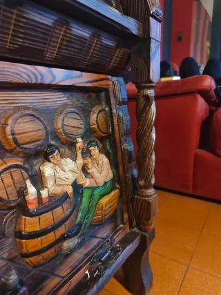 Mobile rustico in legno massello intagliato a mano