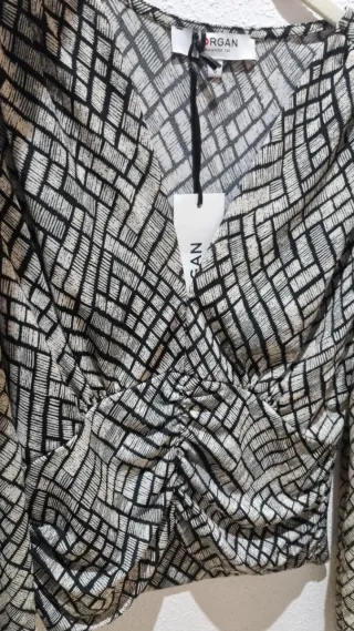 Blusa Morgan Talla S Estampada. Con hilos dorados.