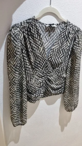 Blusa Morgan Talla S Estampada. Con hilos dorados.