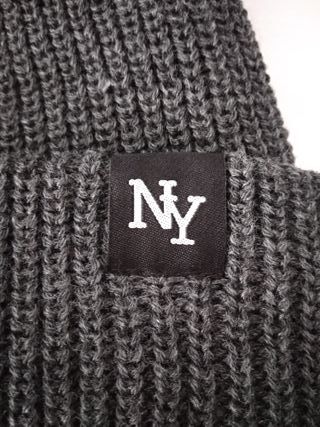 Gorro de lana gris con logo NY