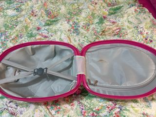 Maleta infantil verde con ruedas.