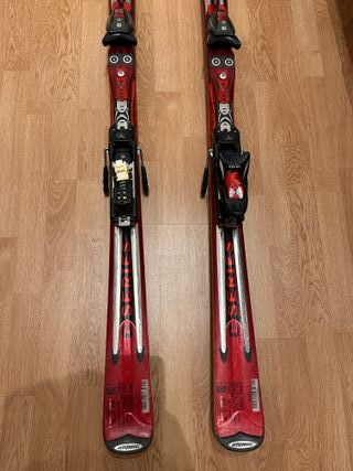 Esquís Atomic con fijaciones