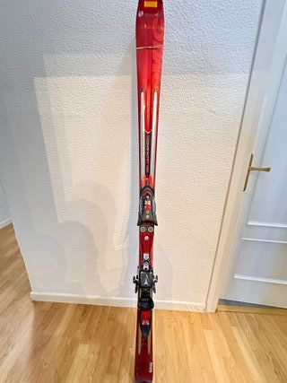 Esquís Atomic con fijaciones