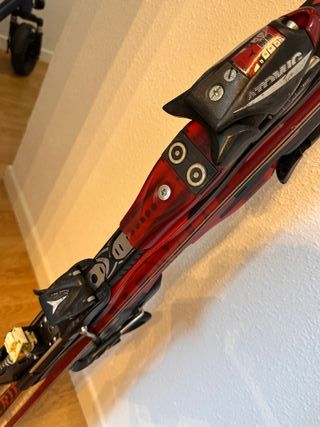 Esquís Atomic con fijaciones