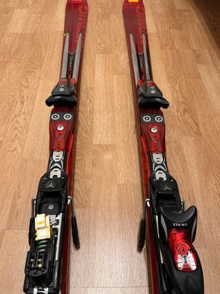 Esquís Atomic con fijaciones