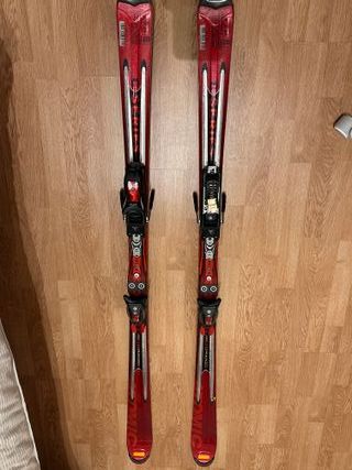 Esquís Atomic con fijaciones