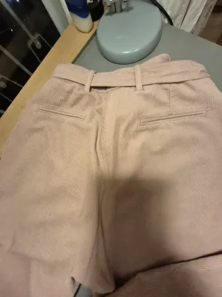 Pantalón de pana rosa empolvado con cinturón