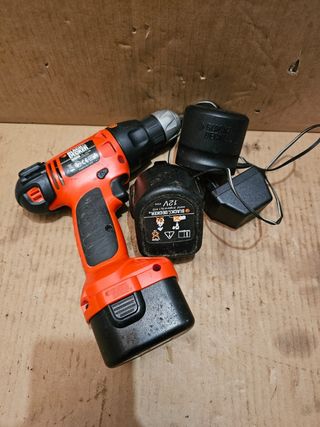 Taladro Black & Decker 12V con cargador