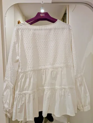 Blusa blanca con volantes y encaje
