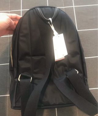 Mochila Tommy Hilfiger Negra con Rayas