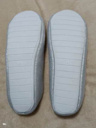 Zapatillas de estar por casa plateadas