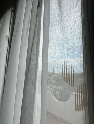 Tende a pannello beige e bianche