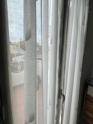 Tende a pannello beige e bianche