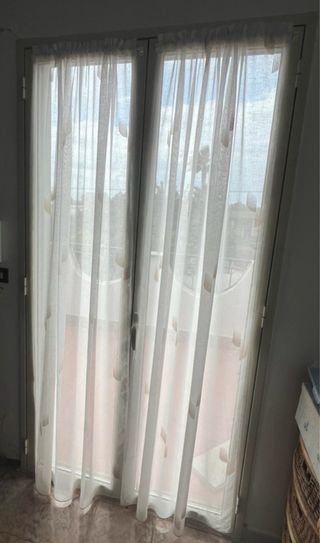 Tende a pannello beige e bianche