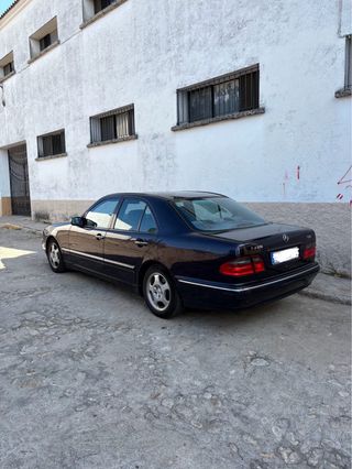 Mercedes Clásico Sedán Azul Oscuro