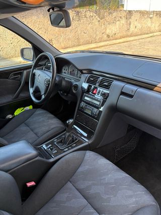 Mercedes Clásico Sedán Azul Oscuro