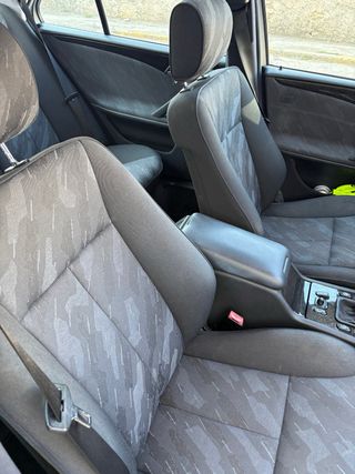 Mercedes Clásico Sedán Azul Oscuro