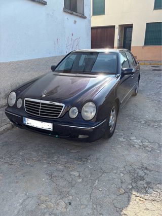 Mercedes Clásico Sedán Azul Oscuro