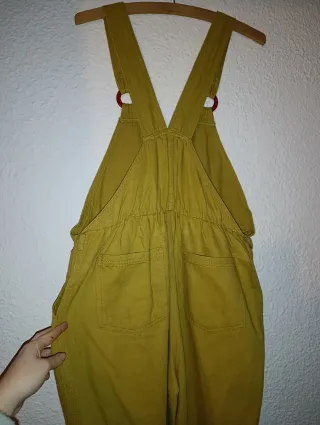 Mono largo Verde oliva. M. Bershka.