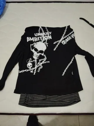 Camiseta negra con estampado de cadenas