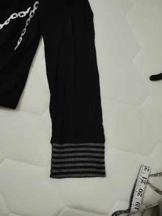 Camiseta negra con estampado de cadenas