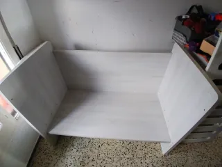 Cuna de bebé con cambiador y cajones