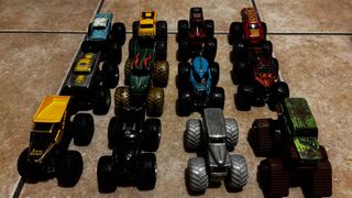 Lote coches y accesorios Monster Truck.