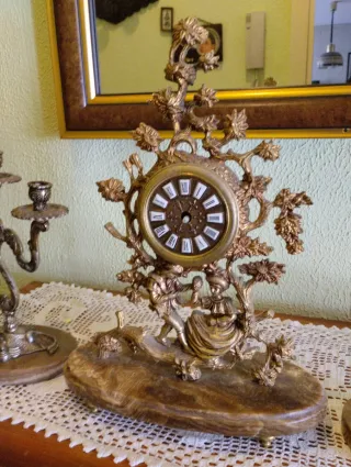Reloj y candelabros bronce y mármol